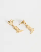 Aros colgantes cortos con dije de bota y corazón de metal dorado.