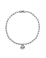 Collar de cadena de bolitas plateado con cierre de mosquetón y un dije colgante redondo con tres estrellas grabadas.