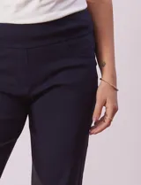 Pantalón de gabardina elastizada color azul marino, marca Ruby Rd. Tiro alto, corte recto, largo al tobillo, pretina ancha, bolsillos delanteros simulados y bolsillos traseros aplicados.