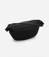 Bolso hobo mediano color gris oscuro con textura plisada y correa transversal ajustable.