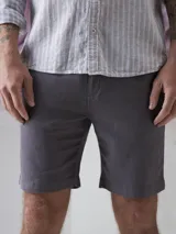 Bermuda gris de lino y algodón, corte recto y largo hasta la rodilla.