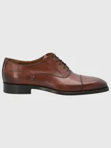 Zapato de vestir acordonado color marrón, confeccionado en cuero italiano.