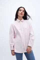 Camisa rosa claro de algodón con cuello solapa clásico, calce relaxed, bolsillo cuadrado en el pecho y botones personalizados.