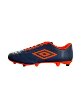 Championes de fútbol Umbro Clasic II HG, color azul marino con detalles en naranja y logo Umbro en blanco.