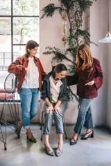Zapatos de tacón de piel de potro con estampado animal print en granate, negro y rojo. Diseño artesanal con aberturas y pulsera con hebilla lateral.