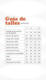 Remera negra de manga corta con cuello redondo y estampado pequeño en el pecho con un diseño abstracto en tonos naranja y amarillo.