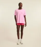 Remera deportiva oversized de malla de algodón color rosa, con cuello redondo y mangas cortas. Estampa frontal con la frase "Gym Girl" y estampa grande en la espalda.