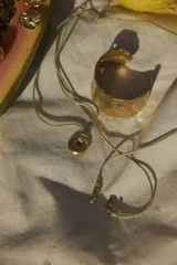 Brazalete ancho de bronce macizo con textura irregular.