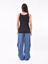 Musculosa de algodón color azul marino con breteles finos y escote redondo.