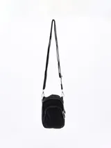 Bandolera negra de tela impermeable con correa ajustable, bolsillo frontal con cierre y asa de mano.