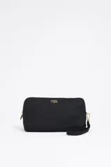 Neceser negro de nylon con estructura blanda y tamaño mediano. Tiene asa extraíble, detalles de piel, logo metálico de Bimba y Lola, acabados metálicos plateados, bolsillo interior y cierre con cremallera.