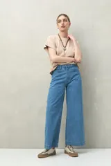 Pantalón de jean celeste de tiro alto y corte ancho.