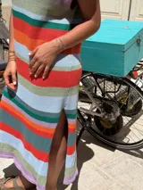 Vestido tejido con hilo de algodón en punto jersey rayado multicolor. Silueta recta, manga caída y cuello redondo. Hecho a mano con máquina de carro y terminaciones en crochet.