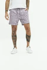 Short de baño lila con estampado de hojas en tono más claro, cintura elástica con cordón ajustable, dos bolsillos laterales y uno trasero.