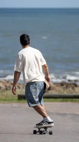 Bermuda de jean azul con estampado de girasoles, corte holgado.