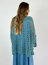 Top tejido crochet color beige, con escote en V y mangas largas acampanadas.