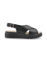 Sandalia negra de cuero con plataforma y tiras cruzadas.