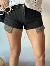 Short de jean negro con detalle de tela a cuadros en los laterales.