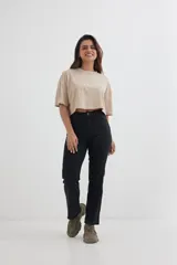 Remera color beige, corte cropped y estilo oversized.