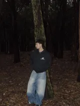 Hoodie negro con cierre, corte boxy y logo de la marca en el pecho.