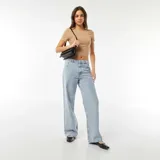 Pantalón de jean celeste de corte ancho.