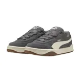 Championes Puma Lifestyle SK8 SD grises con detalles en blanco y suela marrón. Confeccionados en gamuza y tela, con logo de Puma en el lateral. Inspirados en el skateboarding.