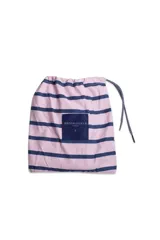 Short de baño azul con estampado de hojas y flores en blanco. Tiene cintura elástica con cordón ajustable, dos bolsillos laterales y uno trasero.