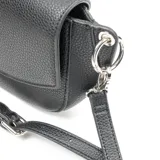 Bandolera negra de símil cuero con solapa y acceso con cierre. Tiene un bolsillo interno con cierre, herrajes plateados y correa regulable.