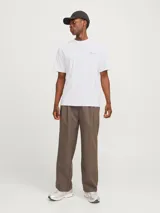 Camiseta blanca de manga corta y cuello redondo con estampado de líneas verticales y texto. Corte holgado.