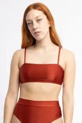 Top color ladrillo de escote recto con breteles elásticos y doble tira en la espalda.