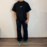 Pantalón de jean gris oscuro con efecto lavado, corte holgado y tiro medio.