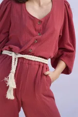 Camisa color ladrillo de muselina 100% algodón, con mangas abullonadas 3/4, escote en V y cierre frontal con botones.