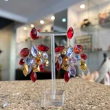 Aros colgantes hechos a mano con cristales Swarovski en tonos rojo, dorado, azul, verde, rosa y lila.
