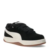 Championes Puma Park Luna negros con detalles en blanco. Capellada de gamuza suave, plantilla SoftFoam+ y suela de goma.