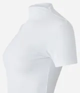 Remera marrón de ribana con cuello alto y mangas cortas.