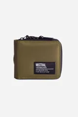 Billetera de nylon color verde militar con cierre de cremallera y logo bordado de la marca Mistral en etiqueta negra.