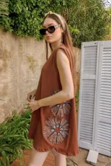 Vestido corto gris con bordado floral en el frente, corte holgado y mangas cortas.