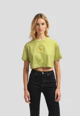 Remera corta color verde claro con estampado circular en el pecho, de corte holgado y cuello redondo.