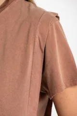 Remera color ladrillo de algodón con calce al cuerpo y mangas cortas.