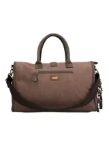 Cartera marrón con diseño patchwork en los bolsillos frontales, cierre de cremallera, manillas fijas y correa ajustable y removible. Incluye llavero decorativo.