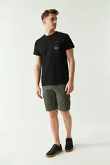 Remera negra de algodón con logo estampado en el pecho, corte regular, manga corta y cuello redondo.