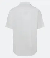 Camisa blanca de corte relajado, confeccionada en cáñamo y algodón. Tiene cuello inglés, manga corta, abotonadura frontal, bolsillo en el pecho y textura texturizada.