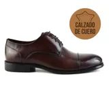 Zapato de vestir acordonado de cuero negro, con puntera lisa y suela de goma.