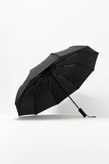 Paraguas plegable de color verde oscuro, con funda protectora del mismo color y correa de mano.