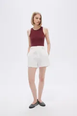 Short blanco de poliéster de tiro alto con bolsillos laterales.