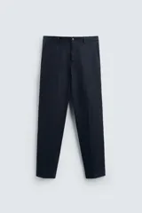 Pantalón de vestir azul marino, de corte recto, confeccionado en lino.