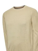Sweater color beige de tejido de punto liso, con cuello redondo y mangas largas. Ideal para uso casual.
