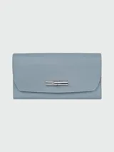 Billetera continental grande Longchamp modelo Le Roseau, color celeste, confeccionada en cuero granulado con cierre de solapa y broche metálico plateado.