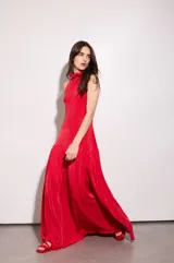 Vestido largo rojo de jersey elastizado, con escote halter, espalda baja, volado en el cuello y volado en la cadera.