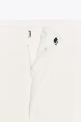 Pantalón blanco de tiro alto con corte acampanado.